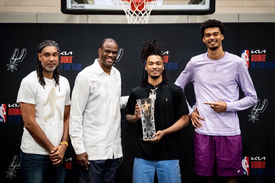 新秀球员成为球队亮点,展现出色表现引人瞩目 新秀球员成为球队亮点,展现出色表现引人瞩目