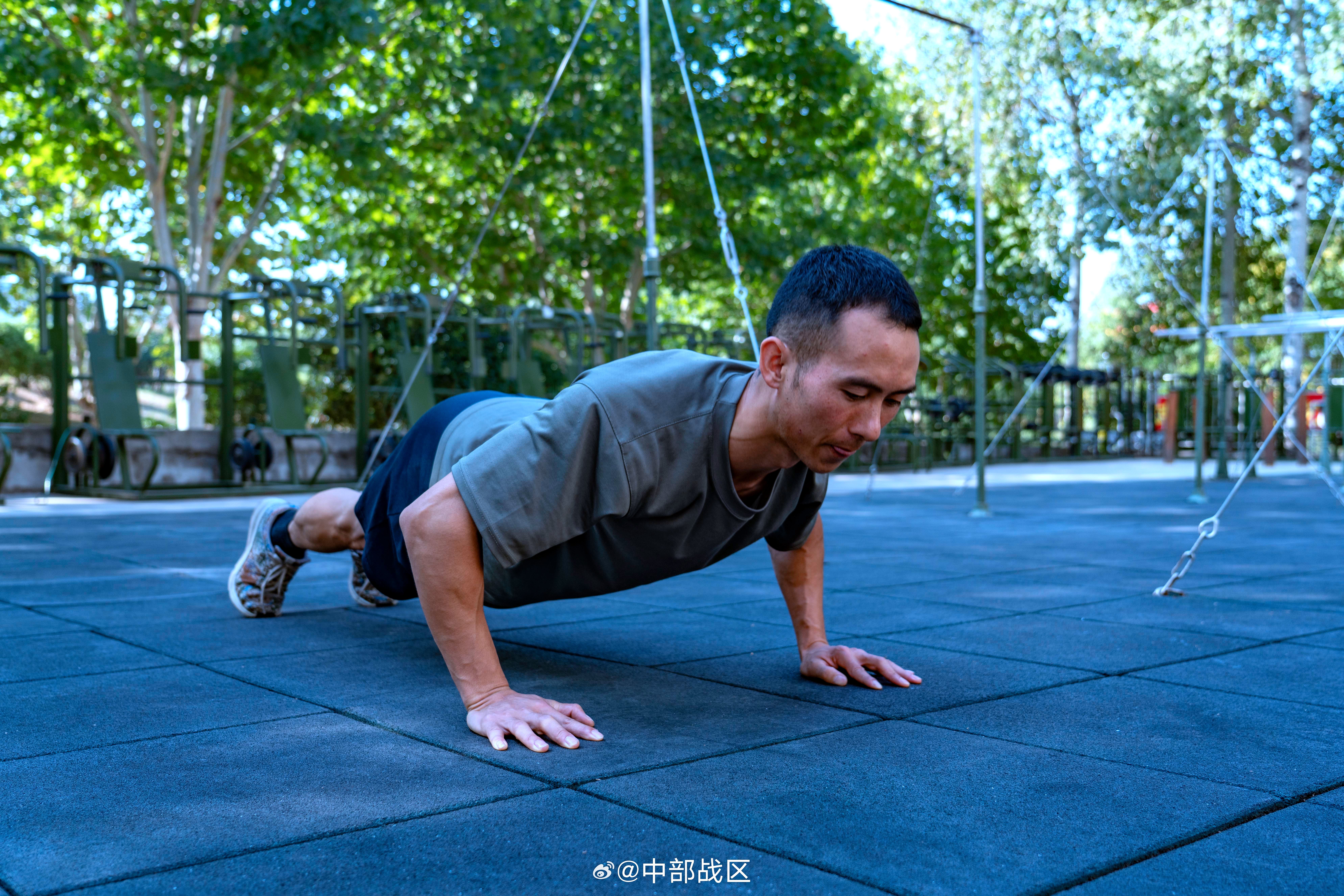 战术布置精湛球员艰辛拼搏实力过人的简单介绍