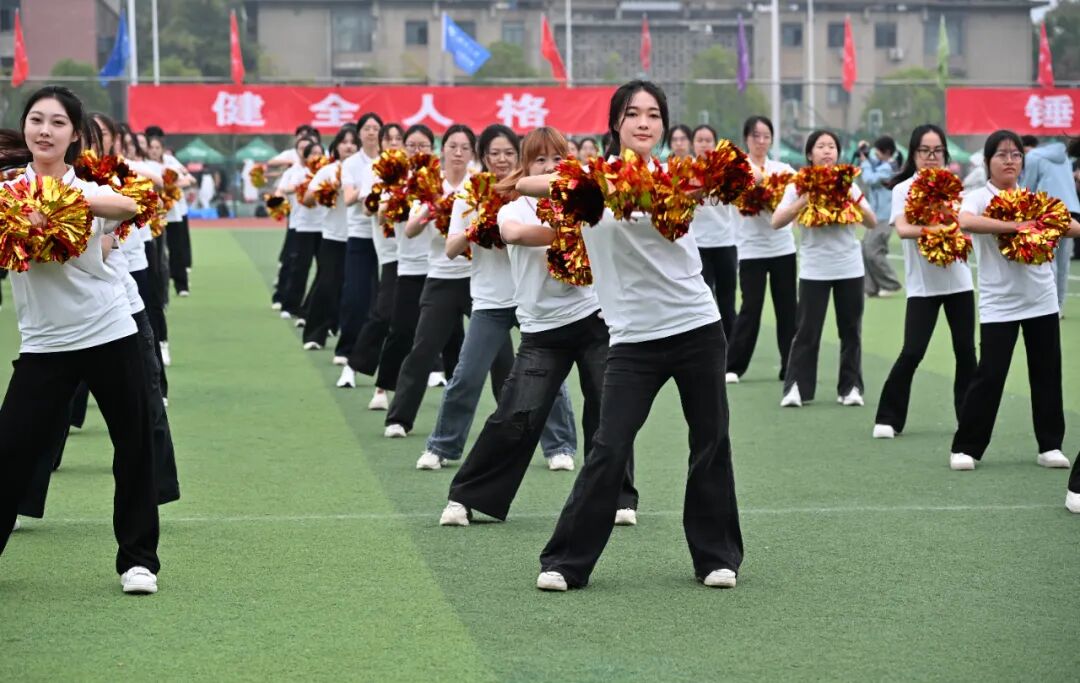 包含体育精神闪耀！女子队伍踢出真实技术与激情的词条
