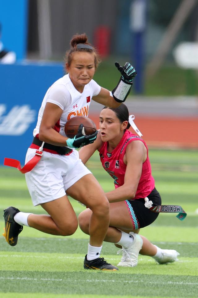 包含体育精神闪耀！女子队伍踢出真实技术与激情的词条