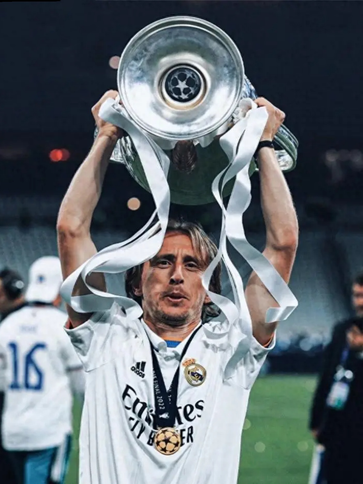 包含卢卡-莫德里奇技压群芳，皇家马德里全力奋战争胜的词条