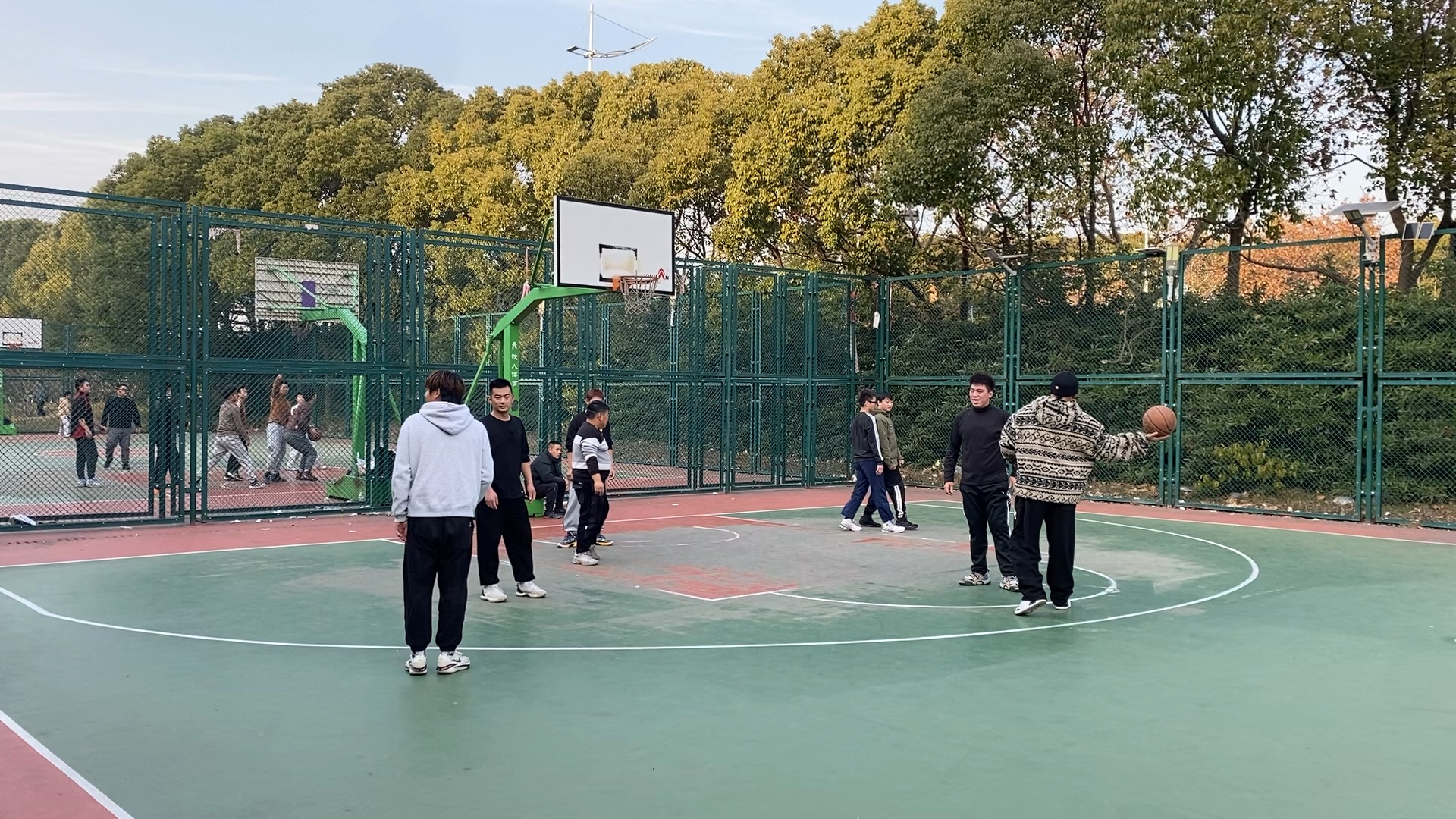 篮球赛场上呈现出色精彩竞技细节的简单介绍