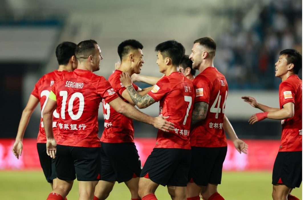 包含球员们全神贯注，决战之际气氛紧张的词条