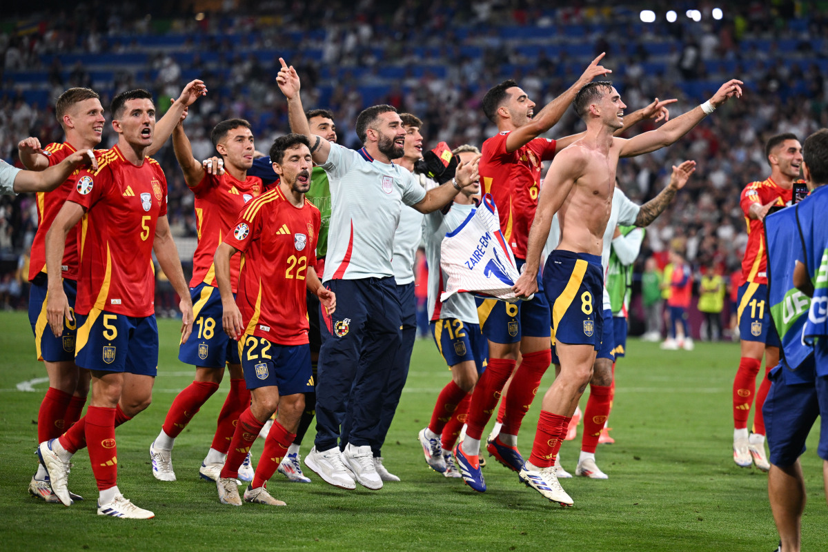 欧洲联赛激烈角逐，球迷热情高涨