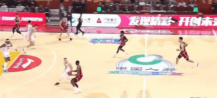 体育场上的较量引出激烈对抗