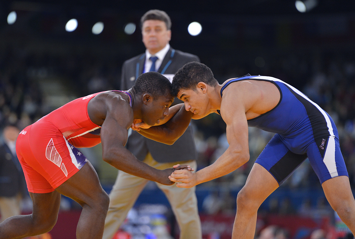 体育场上的较量引出激烈对抗