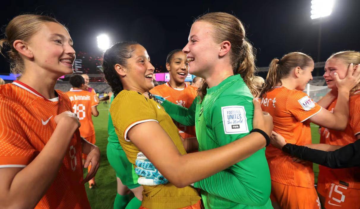 智利队员在女足比赛中展现实力