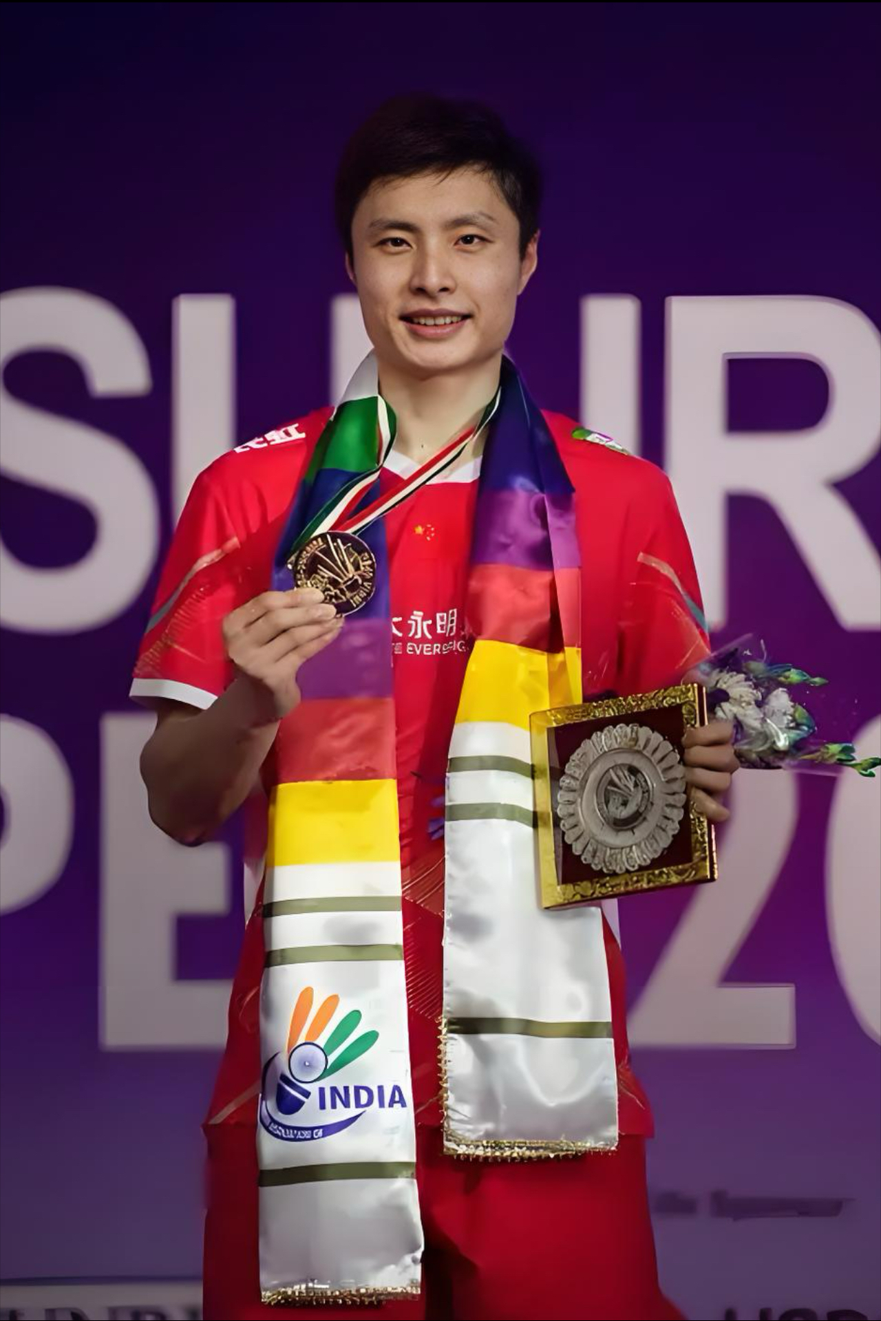 包含羽毛球选手发挥出色，用实力赢得观众认可的词条